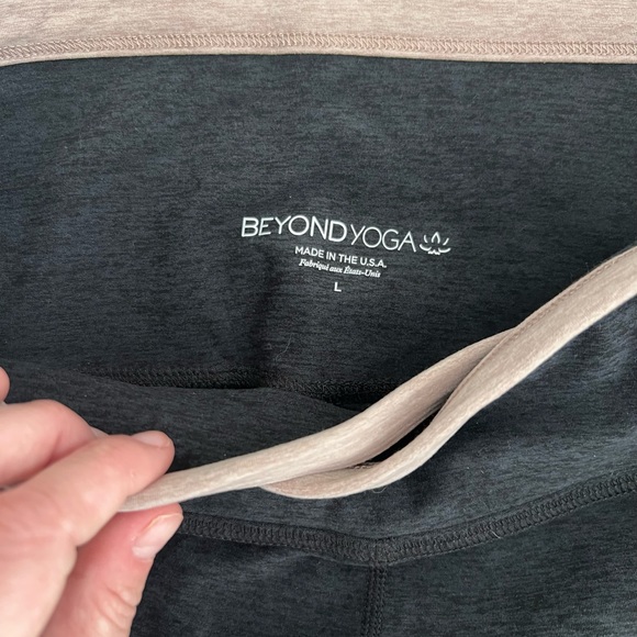 NWT beyond yoga spacedye color block leggings pockets black/neutral XS and large - Picture 4 of 5